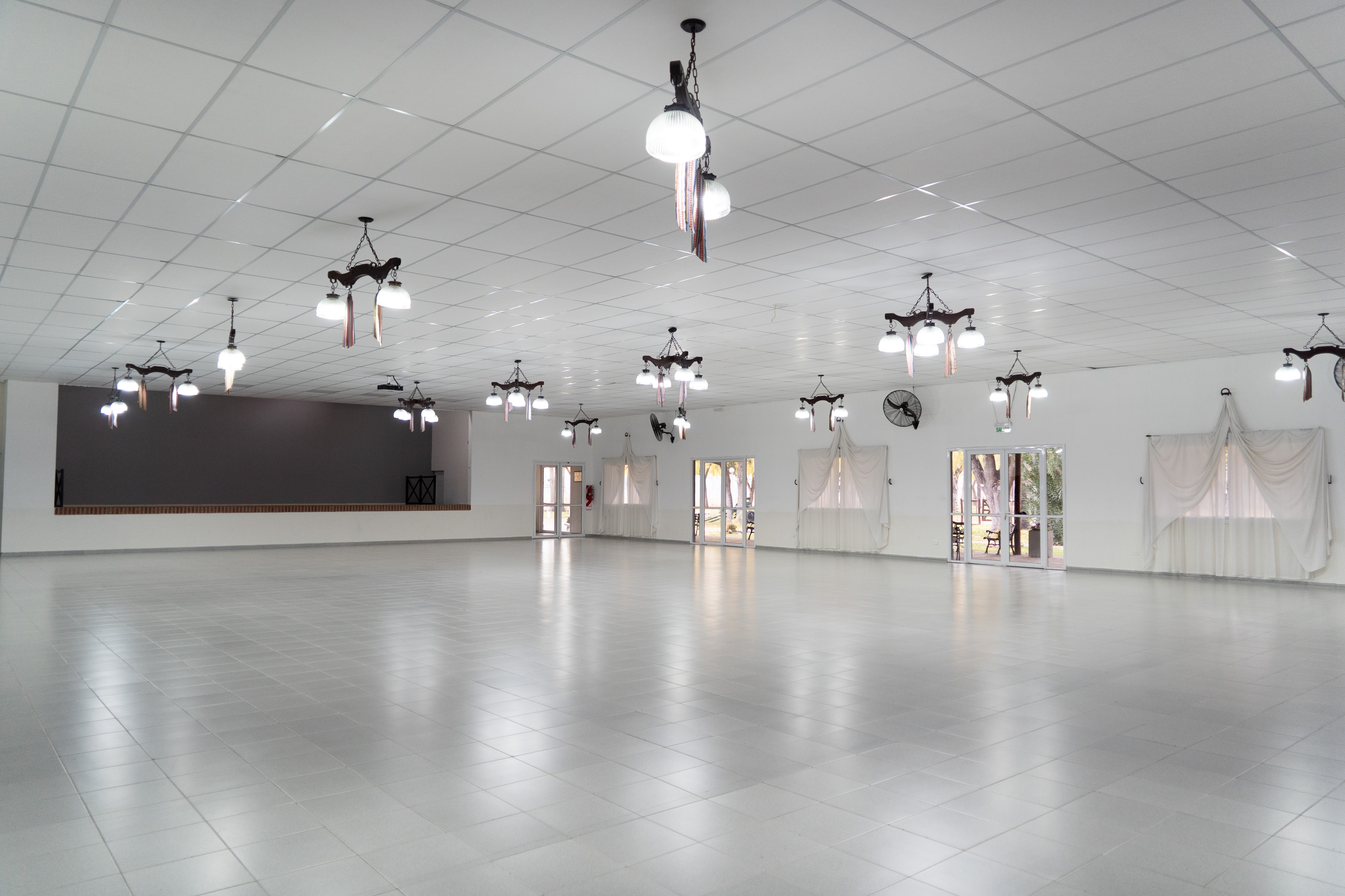 Salón de eventos El Fogón preparado para reuniones y celebraciones